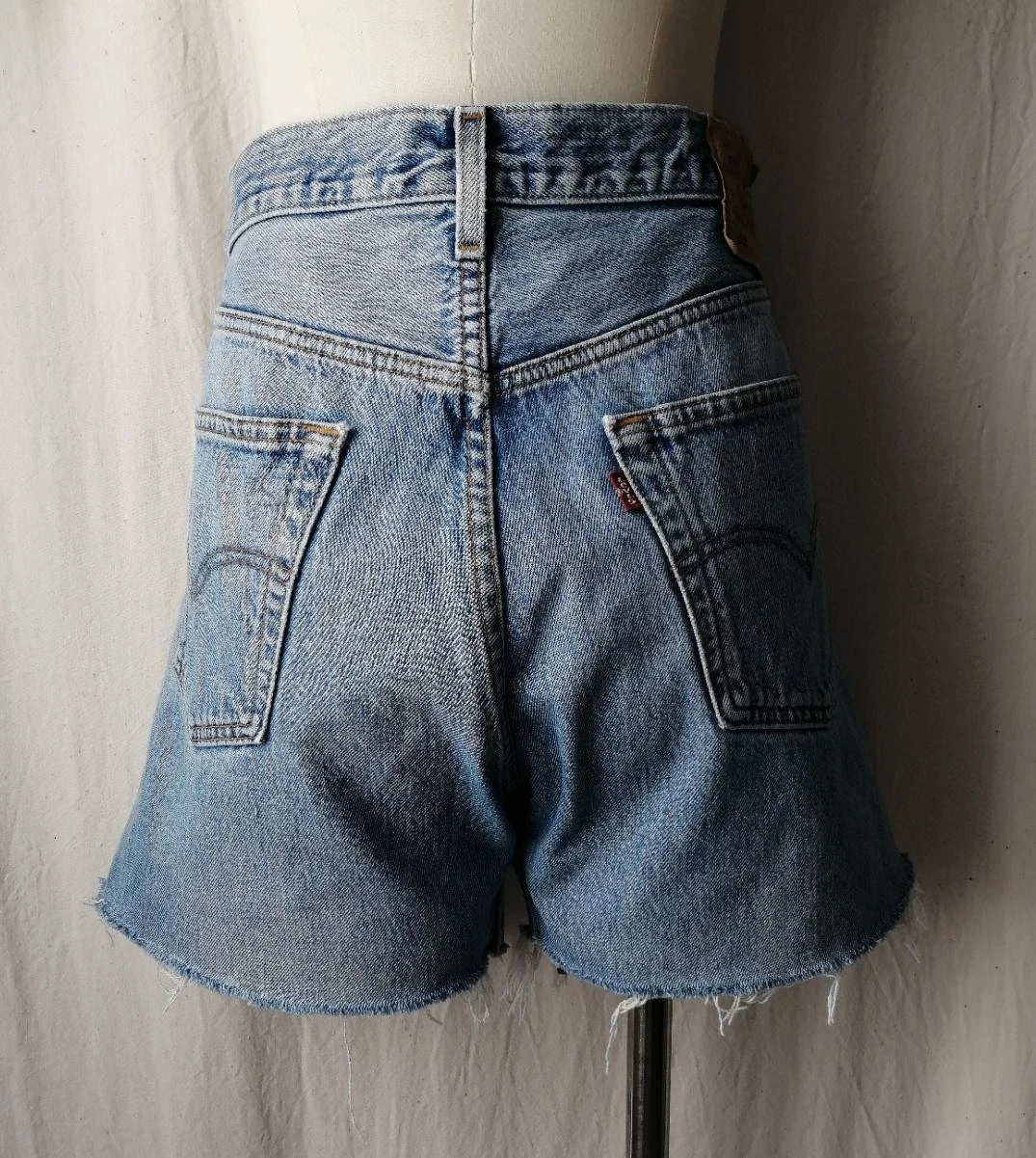 Short en jean bleu clair effet usé à franges "Levi's" 501 – photo 10